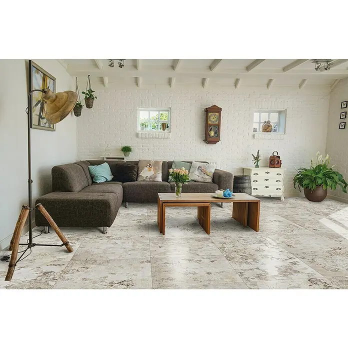 Feinsteinzeugfliese Bagdad - 59,2 x 59,2 cm, Beige, Matt - Ein gemütliches Wohnzimmer mit einer grauen Couch und einem rustikalen Holztisch, ausgeleuchtet durch eine auffällige Stehlampe mit Holzdetails.