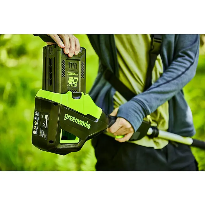Greenworks 60V Akkusystem Akku-Hochentaster GD60PS25 - 60 V, Ohne Akku, Schwertlänge: 25 cm - Ein Greenworks 60V Akku-Rasentrimmer mit eingesetztem Akku, der die kabellose Freiheit und Leistung für die Gartenarbeit bietet.