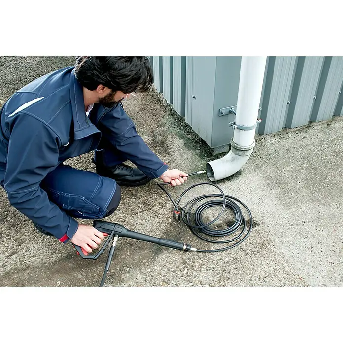 Bosch Professional Rohrreiniger - Passend für: Bosch Professional Hochdruckreiniger GHP-Serie, 8 m - Ein Mann benutzt eine Rohreinigungsmaschine mit Hochdruckreiniger, um ein Abflussrohr zu reinigen. Das Gerät ist schwarz und hat einen roten Griff.