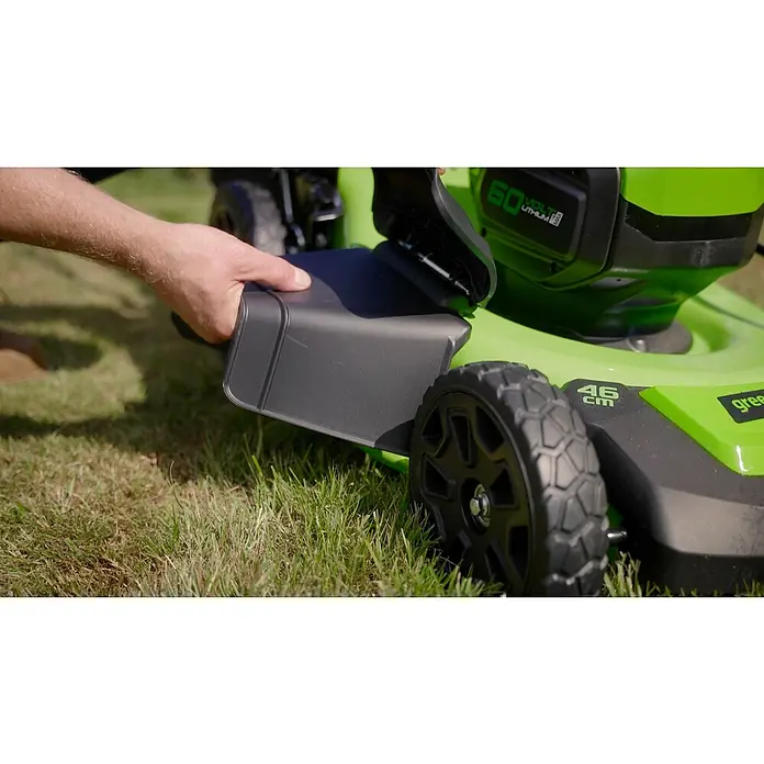 Greenworks 60V Akkusystem Akku-Rasenmäher GD60LM46HP - 60 V, Ohne Akku, Schnittbreite: 46 cm - Ein grüner Greenworks Rasenmäher mit geöffneter Grasfangvorrichtung und einem gut sichtbaren 60V-Akku.