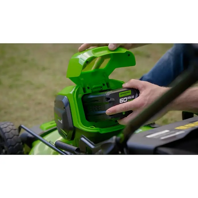 Greenworks 60V Akkusystem Akku-Rasenmäher GD60LM46HP - 60 V, Ohne Akku, Schnittbreite: 46 cm - Ein Greenworks-Akkurasenmäher mit geöffnetem Batteriefach, in das ein 60V-Akku eingesetzt wird, um seine kabellose Leistung zu demonstrieren.