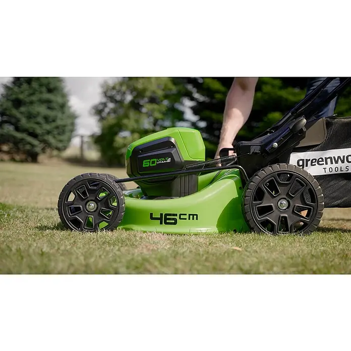 Greenworks 60V Akkusystem Akku-Rasenmäher GD60LM46HP - 60 V, Ohne Akku, Schnittbreite: 46 cm - Ein grüner Greenworks Akku-Rasenmäher mit 46 cm Schnittbreite steht auf dem Rasen, bereit für den Einsatz.
