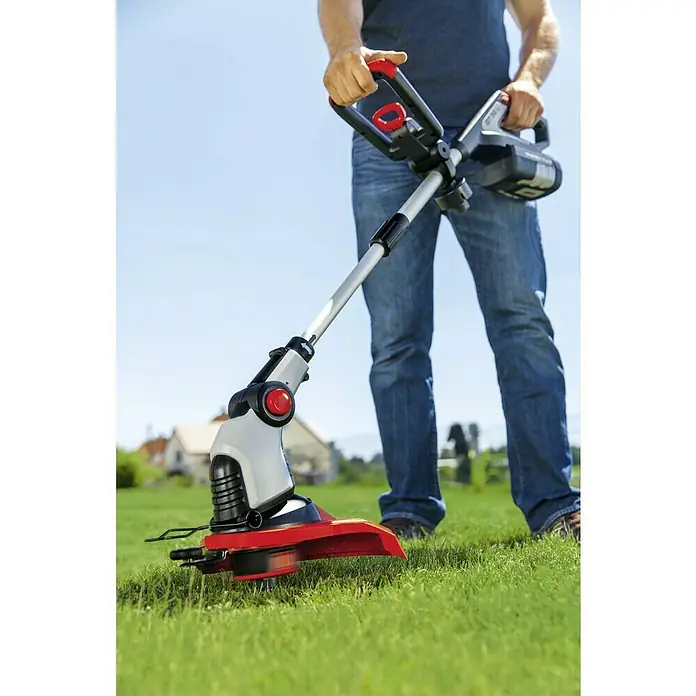 AL-KO 36V Akku-Rasentrimmer GT 4030 - 36 V, 4 Ah, Li-Ionen, Ohne Akku, Schnittbreite Faden: 30 cm - Ein Mann benutzt einen Akku-Rasentrimmer im Garten. Der Trimmer ist rot, grau und schwarz und wird von einer Batterie betrieben.