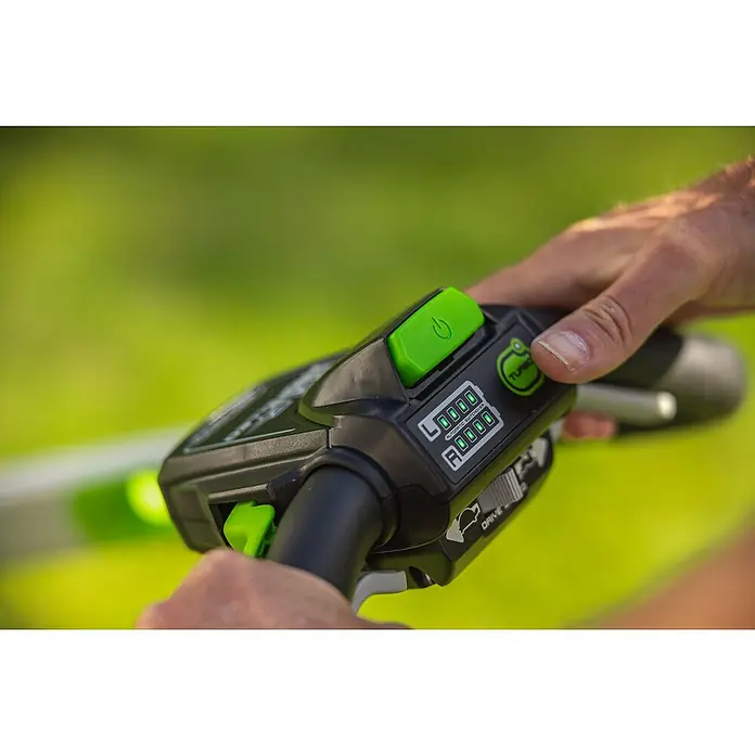 Greenworks 60V Akkusystem Akku-Rasenmäher GD60LM46SP - 60 V, Ohne Akku, Schnittbreite: 46 cm - Nahaufnahme des Bedienelements eines EGO Power+ Rasenmähers, das Ladezustandsanzeigen und einen Turboknopf zeigt.