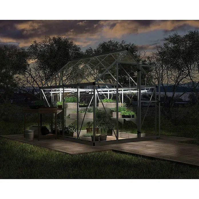 Palram – Canopia Plafón Brighton - Largo: 55 cm - Invernadero iluminado con plantas en una plataforma de madera en el jardín al atardecer. Perfecto para cultivar tus propias plantas.