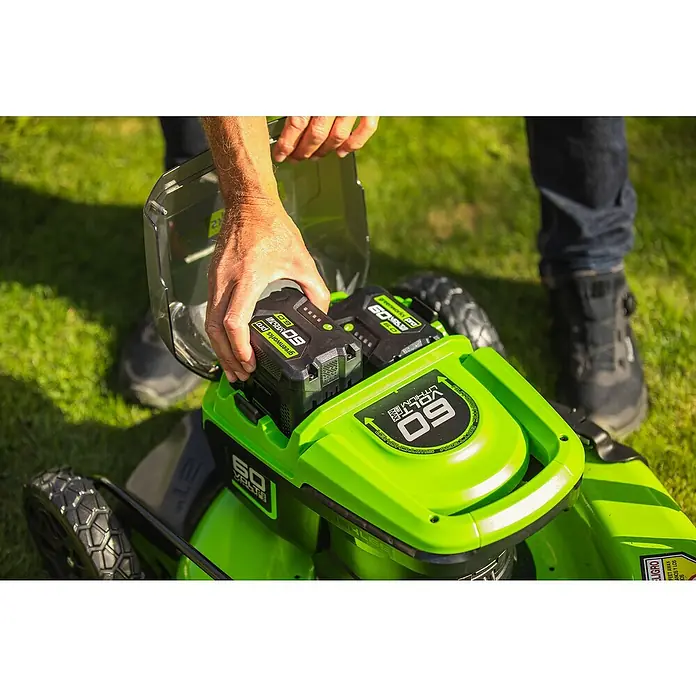 Greenworks 60V Akkusystem Akku-Rasenmäher GD60LM46SP - 60 V, Ohne Akku, Schnittbreite: 46 cm - Akku-Rasenmäher Greenworks 60V mit eingesetztem Akku. Ideal für müheloses Rasenmähen.