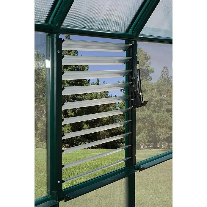 Palram – Canopia Abridor de ventana - L x An: 62 x 6 cm - Primer plano de una ventana de invernadero con listones y mecanismo de apertura automática para ventilación óptima.