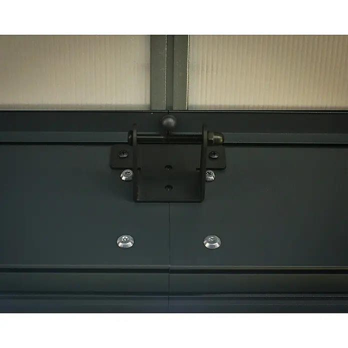 Palram – Canopia Calefacción para invernadero - 73,5 x 15,5 x 7,3 cm - Primer plano de un cerrojo negro en una puerta metálica gris, asegurado con tornillos plateados. El cerrojo se utiliza como mecanismo de cierre.