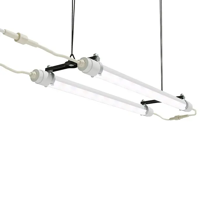 Palram – Canopia Plafón Brighton - Largo: 55 cm - Dos lámparas LED tubulares colgantes con carcasas blancas y cables de conexión sobre fondo negro.