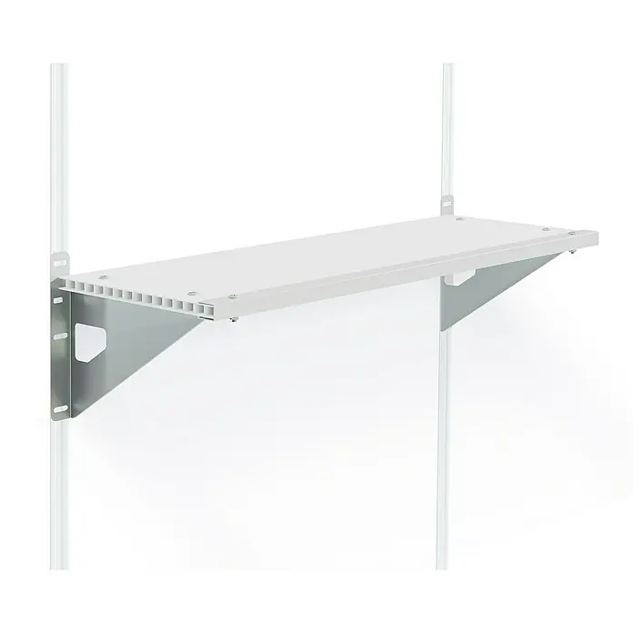 Palram – Canopia Estante - L x An: 83 x 30 cm, Blanco, Específico para: Casetas de jardín SkyLight y Rubicon - Primer plano de un estante blanco con soportes plateados sujeto a una pared blanca. Elegante sistema de estanterías para el hogar.
