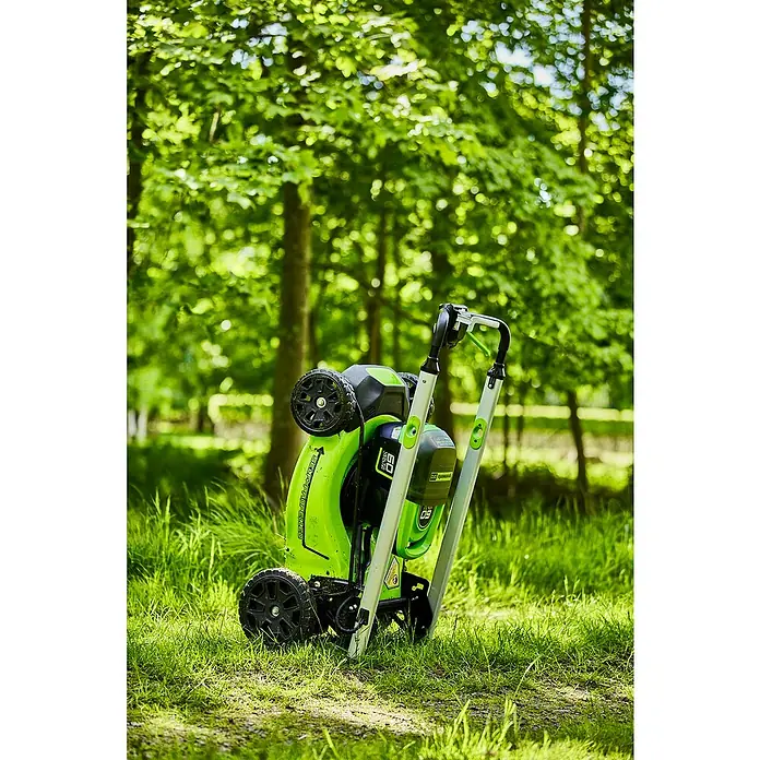 Greenworks 60V Akkusystem Akku-Rasenmäher GD60LM51SP - 60 V, 1 Akku, 4 Ah, Schnittbreite: 51 cm - Der Greenworks Akku-Rasenmäher 60V steht hochkant im Gras, ideal zur platzsparenden Aufbewahrung und für umweltfreundliche Gartenarbeit.