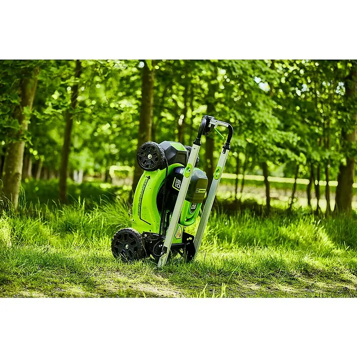 Greenworks 60V Akkusystem Akku-Rasenmäher GD60LM51SP - 60 V, 1 Akku, 4 Ah, Schnittbreite: 51 cm - Aufrecht stehender grüner Rasenmäher der Marke EGO mit zwei Batterien, der eine einfache Aufbewahrung und Nutzung ermöglicht.
