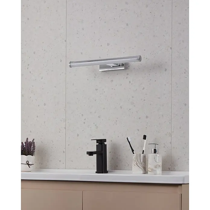 Eglo LED-Spiegelleuchte Vadumi - 7,4 W, L x B x H: 40 x 12,5 x 5 cm, Chron, Weiß, Neutralweiß - Ein modernes Badezimmer-Setup mit einer eleganten LED-Wandleuchte über einem stilvollen Waschbecken mit Armatur und Accessoires.
