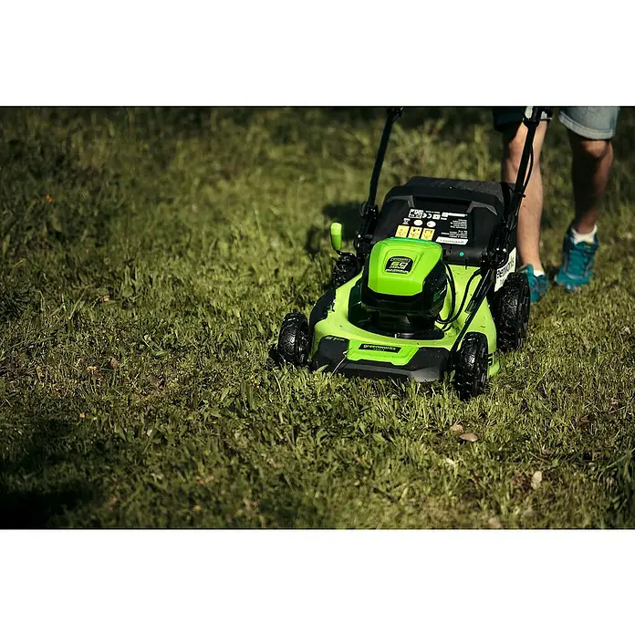 Greenworks 60V Akkusystem Akku-Rasenmäher GD60LM51SP - 60 V, 1 Akku, 4 Ah, Schnittbreite: 51 cm - Der Greenworks Rasenmäher in Aktion, ein leistungsstarkes Gartengerät für perfekte Rasenpflege.