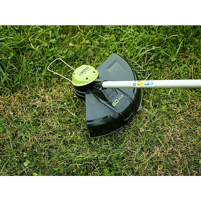 Greenworks 60V Akkusystem Akku-Rasentrimmer GD60LT - 60 V, Li-Ionen, Ohne Akku, Schnittbreite Faden: 40 cm - Aufnahme eines Greenworks 60V Akku-Rasentrimmers auf einem Rasen, der die Gartengeräte-Exzellenz für die Rasenpflege zeigt.