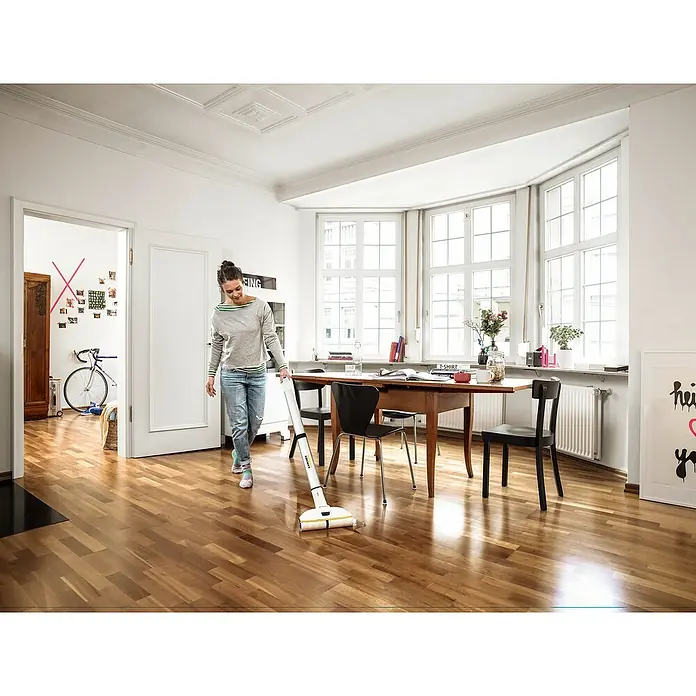 Kärcher Akku-Wischmopp EWM 2 - 7,4 V, Akkulaufzeit: 20 min, Flächenleistung: 180 m²/h - Frau verwendet einen Kärcher Hartbodenreiniger auf einem Holzboden, um das Zuhause sauber und ordentlich zu halten.