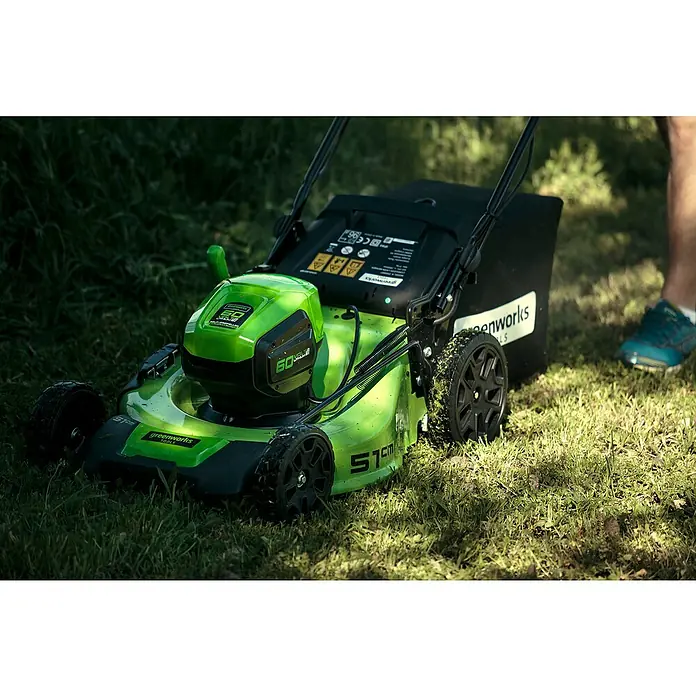 Greenworks 60V Akkusystem Akku-Rasenmäher GD60LM51SP - 60 V, 1 Akku, 4 Ah, Schnittbreite: 51 cm - Grün Works Rasenmäher im Gras.