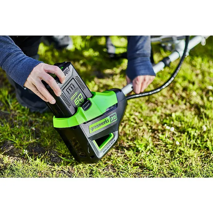 Greenworks 60V Akkusystem Akku-Rasentrimmer GD60BCB - 60 V, Li-Ionen, Ohne Akku, Schnittbreite Messer: 26 cm, Schnittbreite Faden: 40 cm - Ein Greenworks Pro Akku-Rasentrimmer wird mit einem 60-Volt-Akku bestückt, um kabellose Leistung im Garten zu gewährleisten.