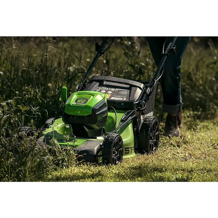 Greenworks 60V Akkusystem Akku-Rasenmäher GD60LM51SP - 60 V, 1 Akku, 4 Ah, Schnittbreite: 51 cm - Ein grüner Greenworks Rasenmäher schneidet hohes Gras, angetrieben von einer 60-Volt-Batterie, die für kabellose Leistung und Komfort sorgt.