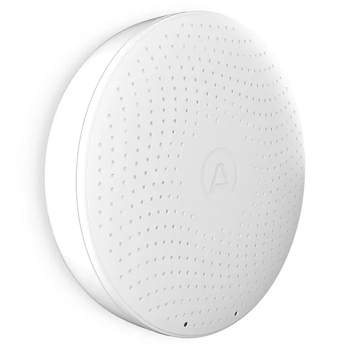 Airthings Luftqualitätsmonitor Wave Plus mit CO2- und Radonmeldung - Durchmesser: 119 mm, Batterielaufzeit: 1,5 Jahre - Nahaufnahme eines runden, weißen Geräts mit einem perforierten Muster und einem Logo in der Mitte.
