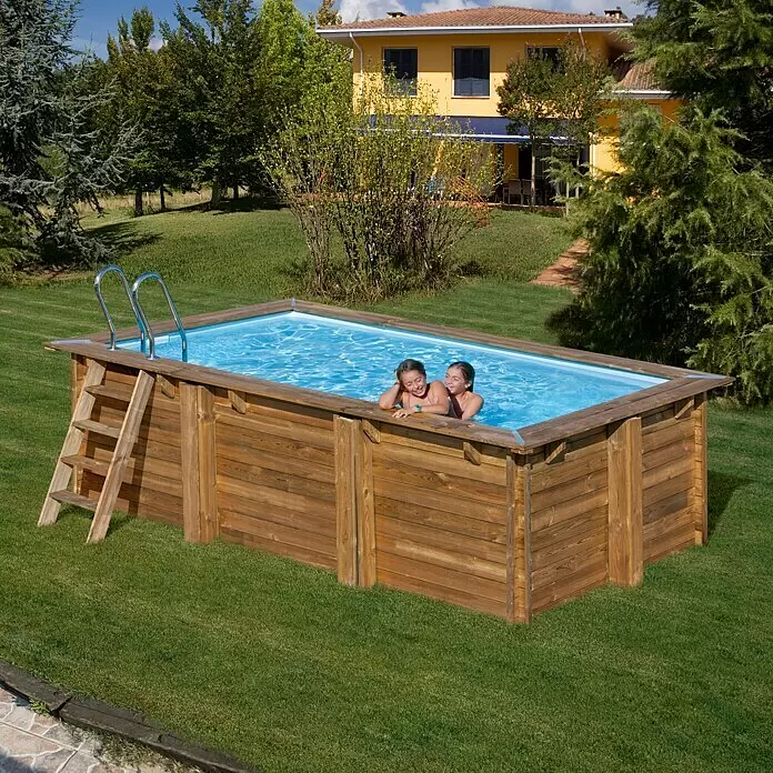 Gre Holz-Pool Marbella 2 - L x B x H: 420 x 270 x 117 cm, Braun, 10.000 l - Hölzerner Aufstellpool mit zwei Mädchen beim Schwimmen, in einem Garten vor einem Haus.