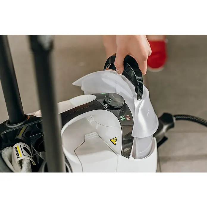 Kärcher Dampfreiniger SC 5 EasyFix Iron - 2.250 W, Aufheizzeit: 3 min, Behältervolumen: 1,5 l - Der weiße Kärcher Dampfreiniger SC 3 mit abnehmbarem Tank wird von einer Hand am Griff angehoben.
