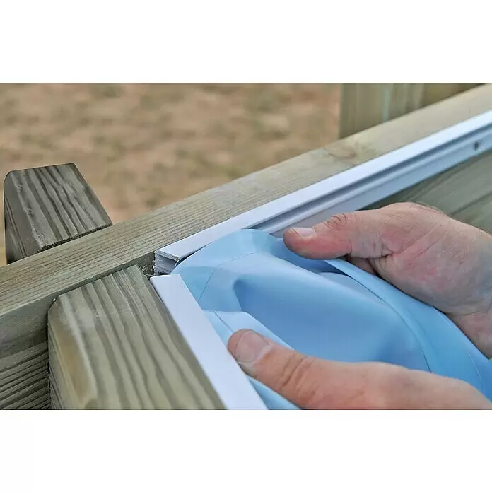 Gre Holz-Pool Lili 2 - Ø x H: 280 x 107 cm, Braun, 4.500 l - Hände installieren blaue Poolfolie in einen Holzrahmen mit weißer Schiene.