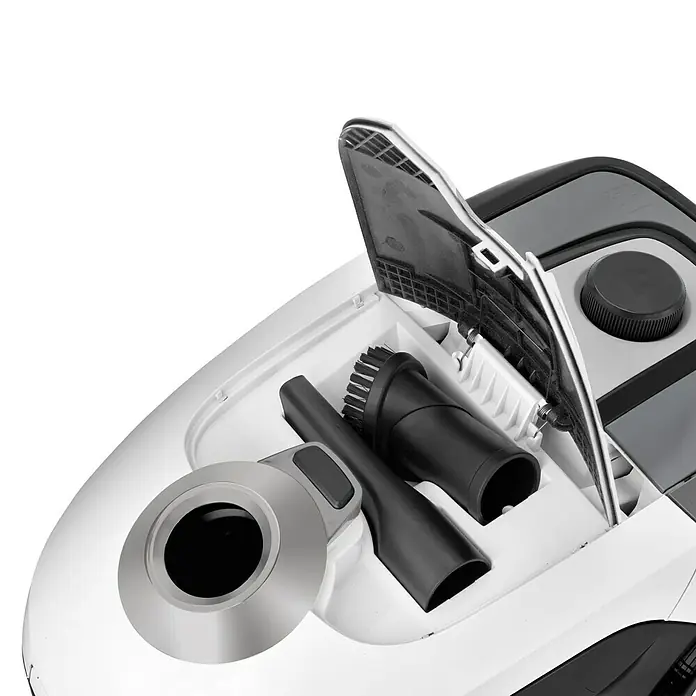 Kärcher Elektro-Staubsauger VC 2 - 700 W - Detailaufnahme eines Staubsaugers mit geöffnetem Fach, das verschiedene Aufsätze zeigt. Praktisch für die Aufbewahrung und den schnellen Zugriff.
