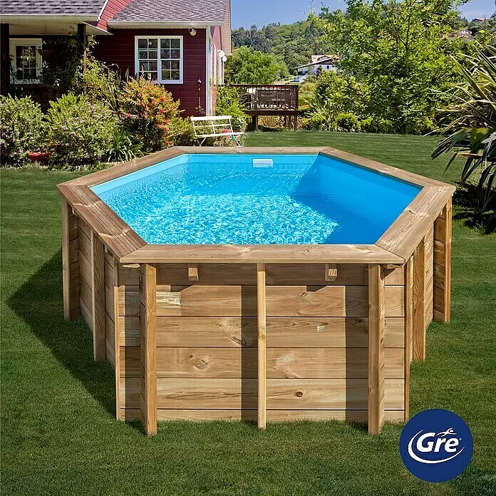 Gre Holz-Pool Lili 2 - Ø x H: 280 x 107 cm, Braun, 4.500 l - Sechseckiger Aufstellpool aus Holz mit blauem Wasser.