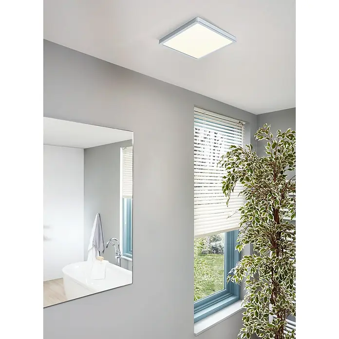 Eglo Fueva 5 LED-Deckenleuchte IP44 - 20 W, L x B x H: 28,5 x 28,5 x 2,8 cm, Chrom, Warmweiß - Eine quadratische Deckenleuchte mit LED-Technologie in einem Badezimmer, die für helles und energieeffizientes Licht sorgt.