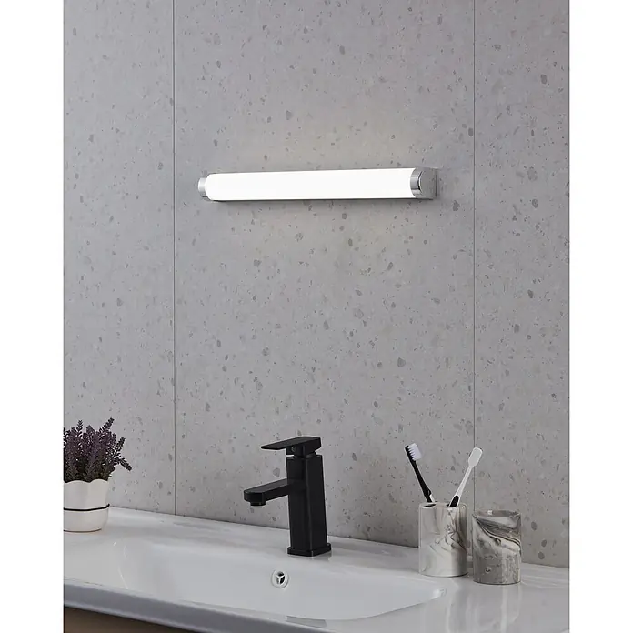 Eglo LED-Spiegelleuchte TRAGACETE 1 - 7,5 W, L x B x H: 45 x 4,5 x 4,5 cm, Chrom, Neutralweiß - Ein helles Badezimmer mit einer modernen LED-Leuchte über dem Waschbecken, das mit einer schwarzen Armatur und dekorativen Elementen ausgestattet ist.