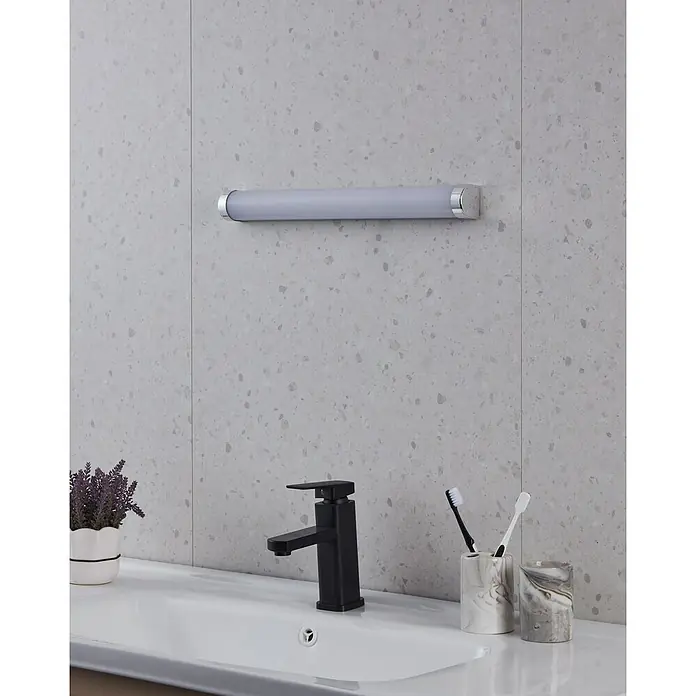 Eglo LED-Spiegelleuchte TRAGACETE 1 - 7,5 W, L x B x H: 45 x 4,5 x 4,5 cm, Chrom, Neutralweiß - Nahaufnahme eines Badezimmerspiegels mit einer eleganten Lampe, die ein weiches Licht ausstrahlt, ideal für die tägliche Routine.
