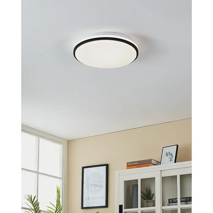Eglo LED-Deckenleuchte rund - 18 W, Ø x H: 34 x 6,5 cm, Schwarz, Neutralweiß - Nahaufnahme einer modernen, runden LED-Deckenleuchte mit weißem Diffusor und schwarzem Rand, die an einer weißen Decke montiert ist.