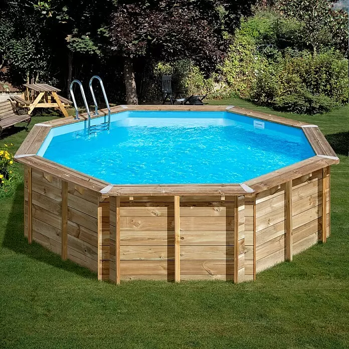 Gre Holz-Pool Violette 2 - Ø x H: 500 x 127 cm, Braun, 15.500 l - Achteckiger Aufstellpool aus Holz mit blauem Wasser und Leiter, in einem grünen Garten.