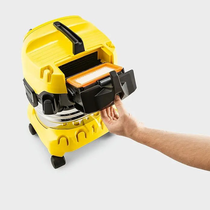 Kärcher Elektro-Nass- & Trockensauger WD 4 S V-20/5/22 - 1.000 W, 20 l - Ein gelber Mehrzwecksauger mit einem schwarzen Griff zum Herausziehen eines Filters. Perfekt für jede Reinigungsaufgabe.