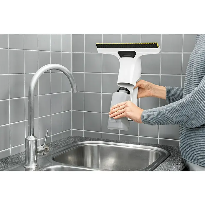 Kärcher Akku-Fenstersauger WV6 Plus - 3,6 V, 1 Akku, Behältervolumen: 0,15 l - Nahaufnahme eines Kärcher Fenstersaugers WV 6 im Einsatz in einer Küche, der eine schnelle und streifenfreie Reinigung von Fenstern und glatten Oberflächen ermöglicht.