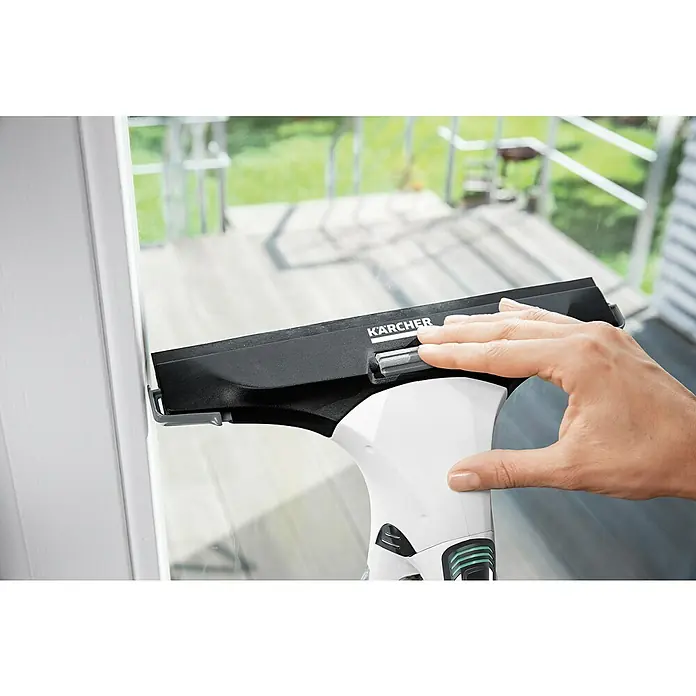 Kärcher Akku-Fenstersauger WV5 Plus N Battery - 3,7 V, 2 Akkus, 600 mAh, Behältervolumen: 100 ml - Nahaufnahme eines Kärcher Fenstersaugers in Gebrauch, der eine Fensterscheibe reinigt und für streifenfreie Sauberkeit sorgt.