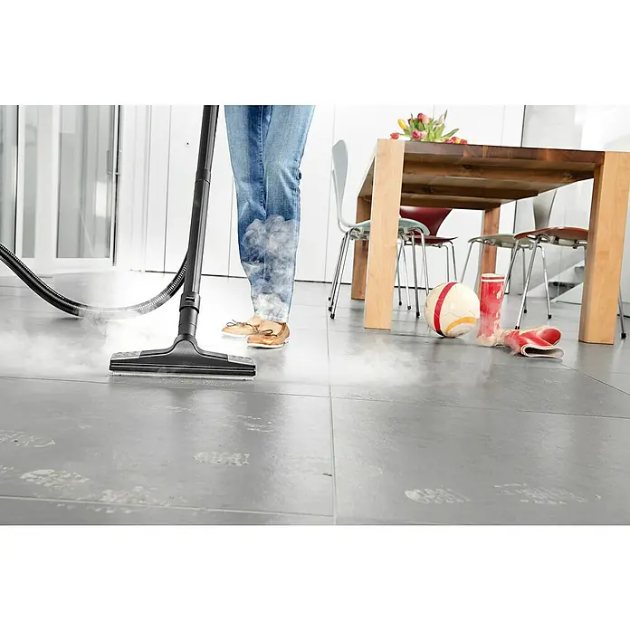 Kärcher Dampfsauger SV 7 - 2.200 W - Ein Dampfreiniger wird verwendet, um einen gefliesten Boden zu reinigen, mit einem Holztisch, Stühlen und Kinderspielzeug im Hintergrund.