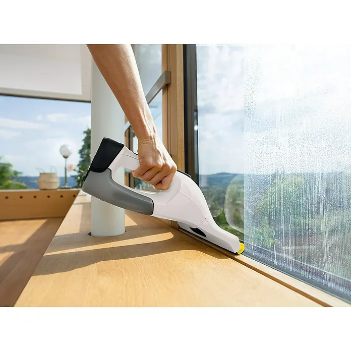 Kärcher Akku-Fenstersauger WV6 Plus - 3,6 V, 1 Akku, Behältervolumen: 0,15 l - Ein Fensterreiniger in Aktion, der streifenfreie Sauberkeit auf einer großen Fensterfläche erzielt. Das innovative Gerät macht das Putzen leicht.