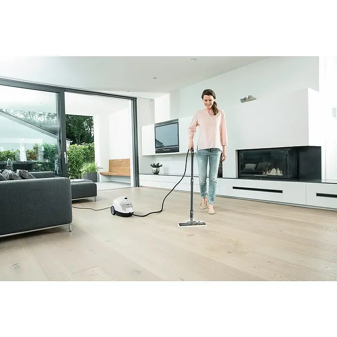 Kärcher Dampfreiniger SC 4 EasyFix Iron - 2.000 W, Aufheizzeit: 4 min, Behältervolumen: 0,8 l - Frau benutzt Kärcher Dampfreiniger auf Holzboden.