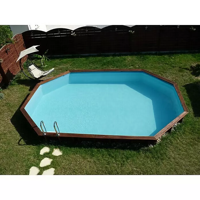Gre Holz-Pool Grenade 2 - L x B x H: 436 x 336 x 117 cm, 10.900 l, Braun - Ein achteckiger Aufstellpool mit blauem Wasser und dunkelbraunem Holsrand.