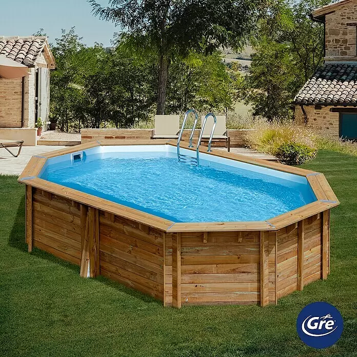 Gre Holz-Pool Grenade 2 - L x B x H: 436 x 336 x 117 cm, 10.900 l, Braun - Oberirdischer Holzpool mit blauer Folie in einem sonnigen Garten.