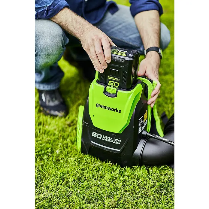 Greenworks 60V Akkusystem Akku-Laubbläser Rucksackbläser GD60BPB - Ohne Akku, Blasgeschwindigkeit: 257 km/h, Blasleistung: 540 m³/min - Ein Greenworks 60V Akku-Gerät wird mit einem Akku bestückt, der mit dem Greenworks Logo versehen ist.