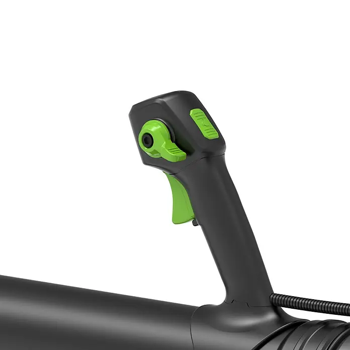 Greenworks 60V Akkusystem Akku-Laubbläser Rucksackbläser GD60BPB - Ohne Akku, Blasgeschwindigkeit: 257 km/h, Blasleistung: 540 m³/min - Nahaufnahme eines Akku-Laubbläsers mit grünem Griff und Bedienelementen. Ergonomisches Design für komfortable Gartenarbeit.