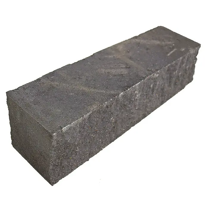 Christoph Mauerstein Rustikalblock - 50 x 12,5 x 14 cm, Kristall/Anthrazit, Beton - Ein grauer Ziegelstein, rechteckig und rau, liegt isoliert auf schwarzem Hintergrund. Er wirkt robust und industriell.