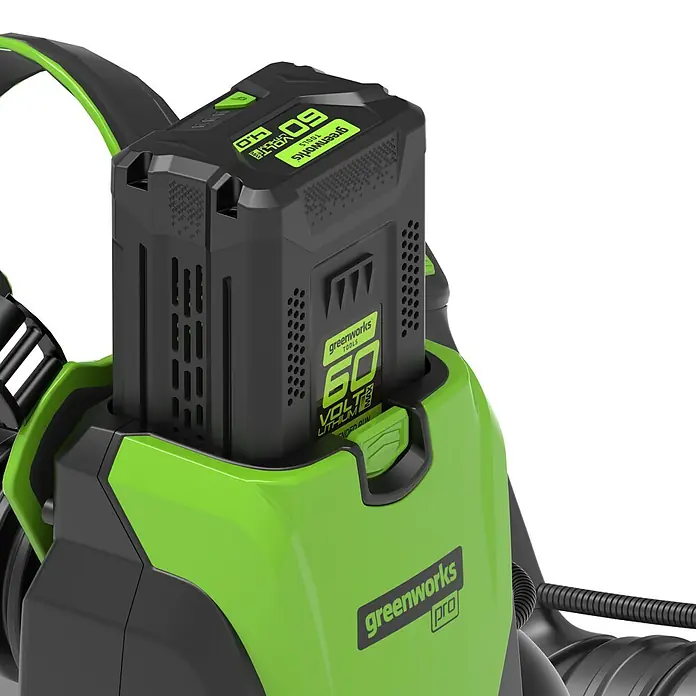 Greenworks 60V Akkusystem Akku-Laubbläser Rucksackbläser GD60BPB - Ohne Akku, Blasgeschwindigkeit: 257 km/h, Blasleistung: 540 m³/min - Nahaufnahme des Greenworks Pro Akku-Rucksacks mit einem 60-Volt-Akku, der für kabellose Gartenarbeit geeignet ist.
