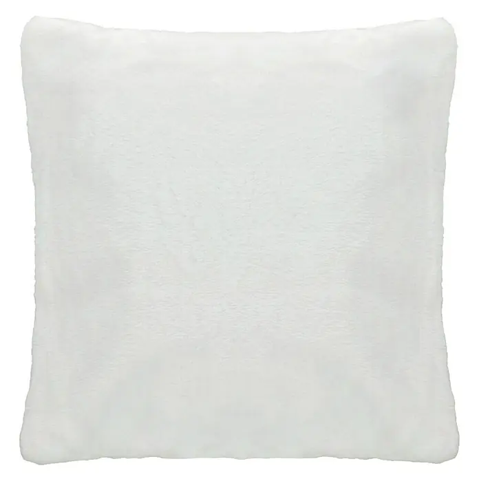 Kissen Happy - Elfenbein, 48 x 48 cm, 100 % Polyester - Nahaufnahme eines flauschigen, quadratischen, reinweißen Kissens mit subtiler Textur und abgerundeten Ecken vor einem schwarzen Hintergrund.