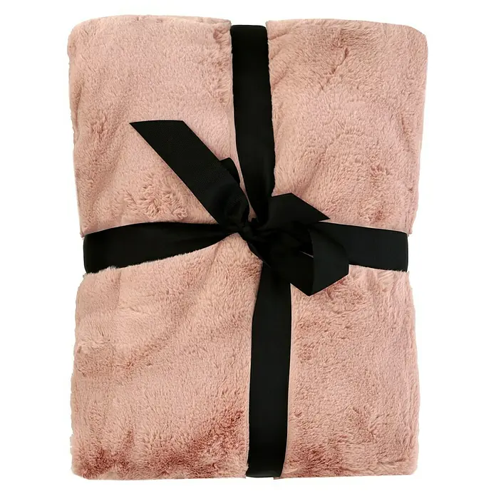Decke Happy - Puderrosa, 200 x 150 cm, 100 % Polyester - Ein flauschiger, rosa Farbton mit einer schwarzen Schleife umwickelt. Ideal zum Einkuscheln.