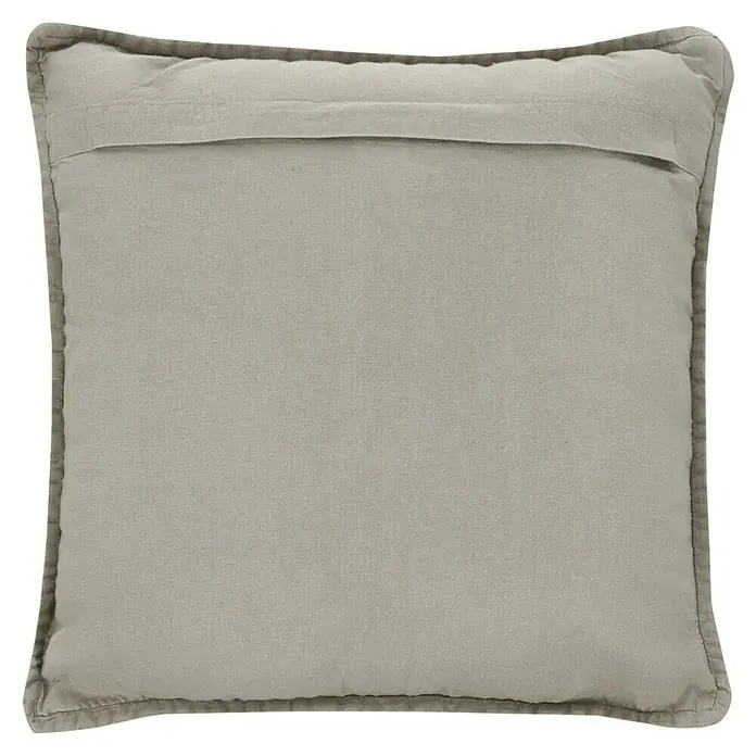 Kissen Bona - Pumice Stone, 45 x 45 cm, 100 % Baumwolle - Nahaufnahme eines quadratischen, hellgrauen Kissens mit strukturiertem Stoff und dezenter Paspelierung als dekoratives Element.