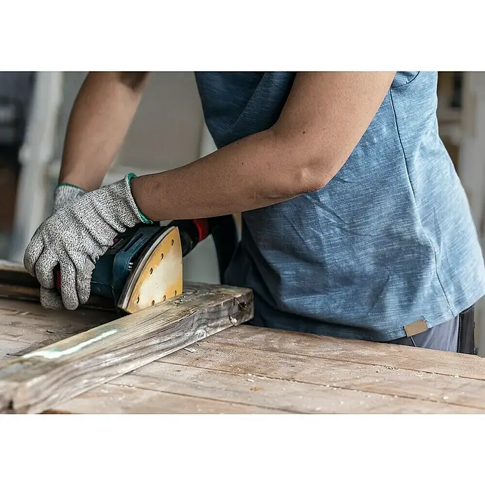 Bosch Expert Delta-Schleifpapier C470 - Körnung: 240, 10 Stk. - Ein Handwerker schleift ein Holzstück mit einem elektrischen Schleifgerät, um es für die Weiterverarbeitung vorzubereiten.